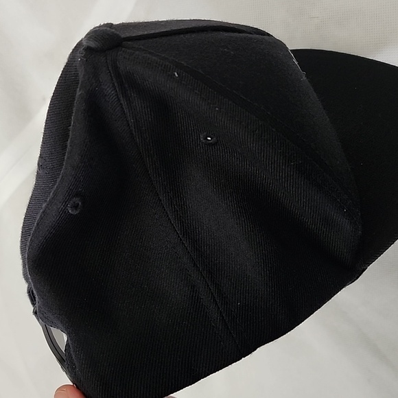 Vans on the Wall Snapback Hat - Picture 5 of 7